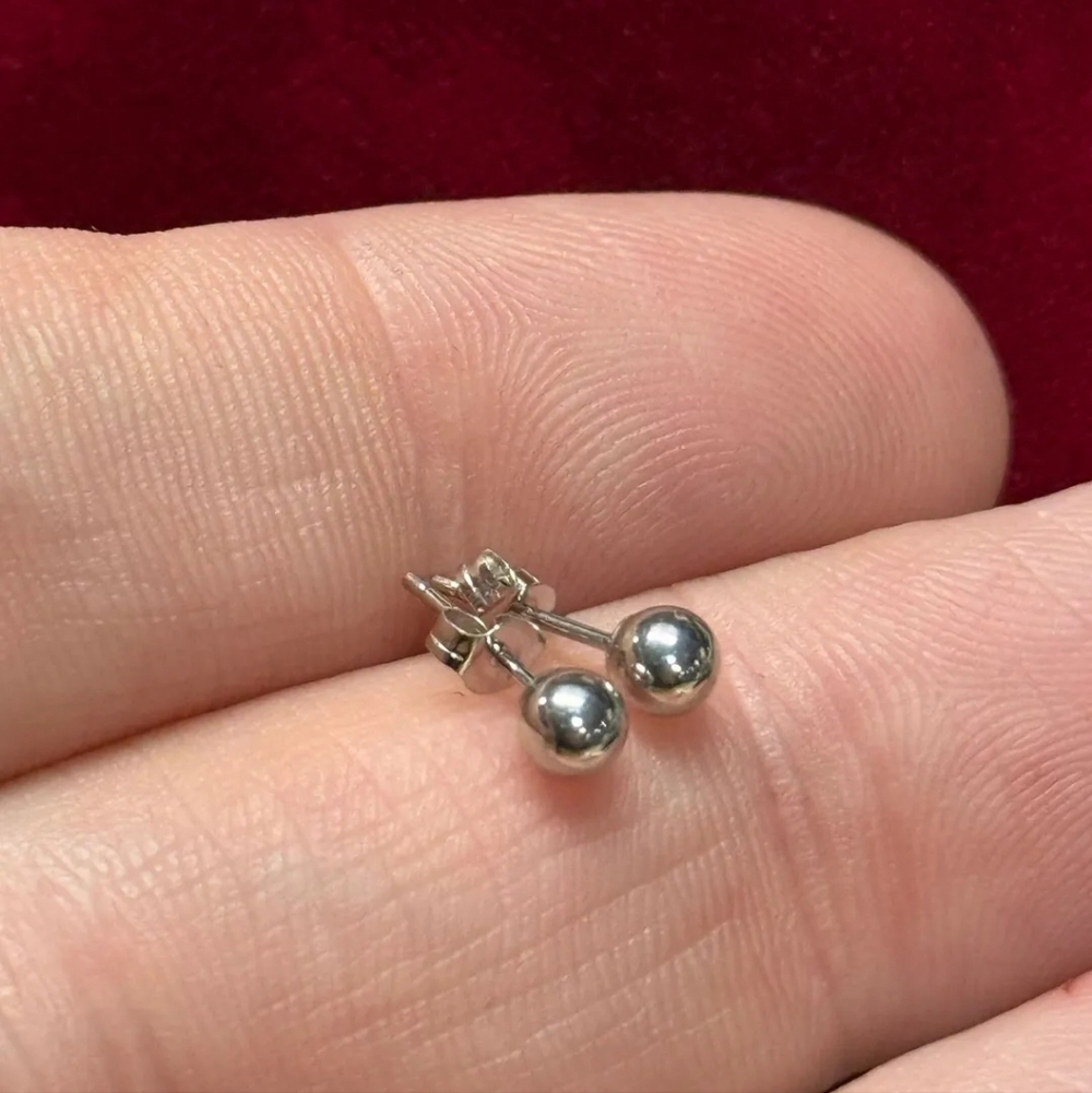 1 0K White Gold Small Ball Stud Earrings 4mm - Picture 2 of 2